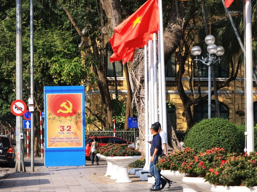 Cờ hoa, pano ápphích chào mừng xuân Giáp Thìn 2024 và Kỷ niệm 94 năm Ngày thành lập Đảng Cộng sản Việt Nam. (Ảnh: Tuấn Anh/TTXVN)