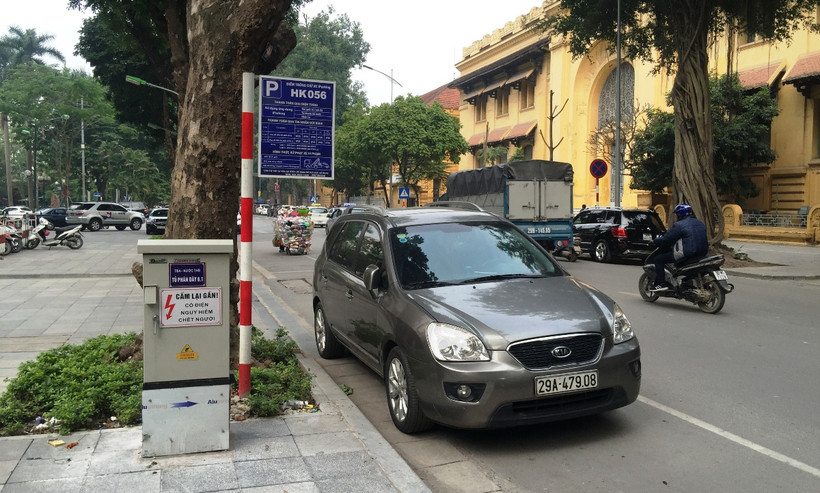 Điểm trông giữ xe dưới lòng đường tại một tuyến phố của thành phố Hà Nội. (Ảnh: Việt Hùng/Vietnam+)