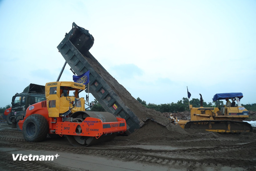 Nguồn vật liệu cát đắp nền đường còn thiếu chính là nguyên nhân khiến các dự án cao tốc khu vực phía Nam bị chậm tiến độ. (Ảnh: Việt Hùng/Vietnam+)