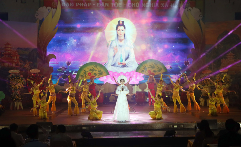 Biểu diễn nghệ thuật tại buổi khai mạc Lễ hội Quán Thế Âm Ngũ Hành Sơn năm 2024. (Ảnh: Trần Lê Lâm/TTXVN)