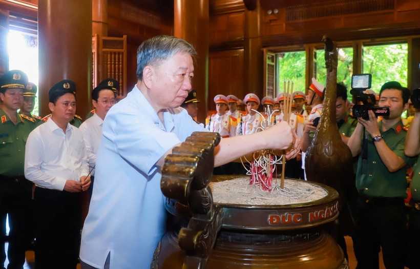 Bộ trưởng Bộ Công an Tô Lâm dâng hương tưởng niệm Chủ tịch Hồ Chí Minh. (Ảnh: Trịnh Duy Hưng/TTXVN)