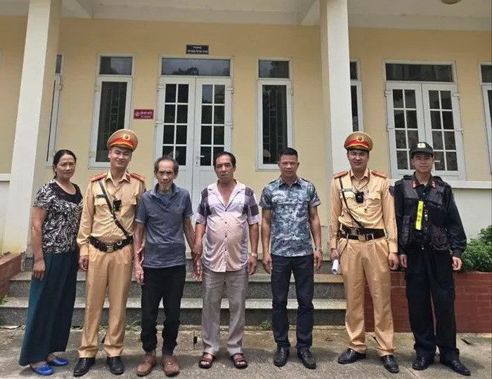 Cụ ông 84 tuổi mất trí nhớ, đi lạc đã được bàn giao về với gia đình.