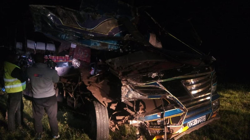 Chiếc xe buýt bị hư hỏng sau khi đâm trực diện vào xe tải trên xa lộ Kisumu-Kericho ở thành phố Kisumu, miền Tây Kenya ngày 3/10/2019. (Ảnh: COURTESY/TTXVN)
