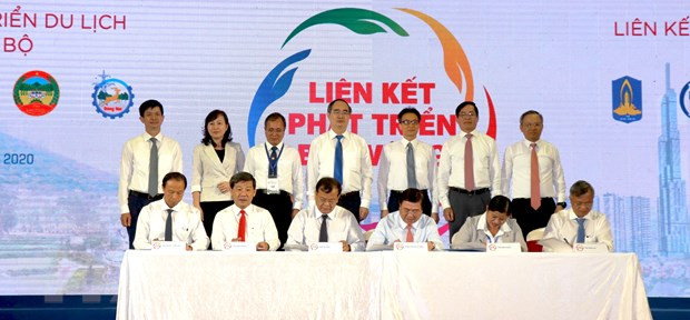 Lãnh đạo 6 tỉnh vùng Đông Nam Bộ ký kết liên kết phát triển du lịch vùng Đông Nam Bộ. (Ảnh: Lê Đức Hoảnh/TTXVN) 