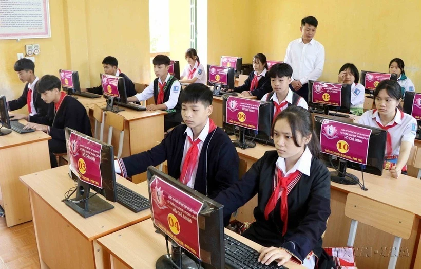 Giờ học tin học của học sinh Trường phổ thông Dân tộc nội trú Trung học cơ sở huyện Tân Sơn, tỉnh Phú Thọ. (Ảnh: Trung Kiên/TTXVN)