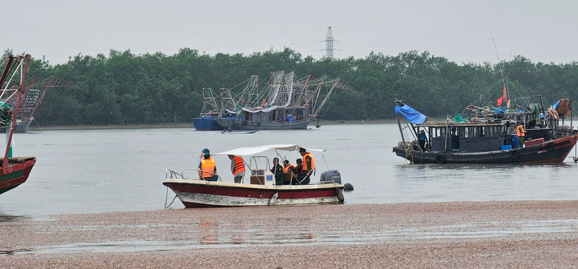 Lãnh đạo Thị xã Quảng Yên phối hợp với các lực lượng nỗ lực tìm kiếm nạn nhân mất tích trên sông Chanh. (Ảnh: TTXVN phát)