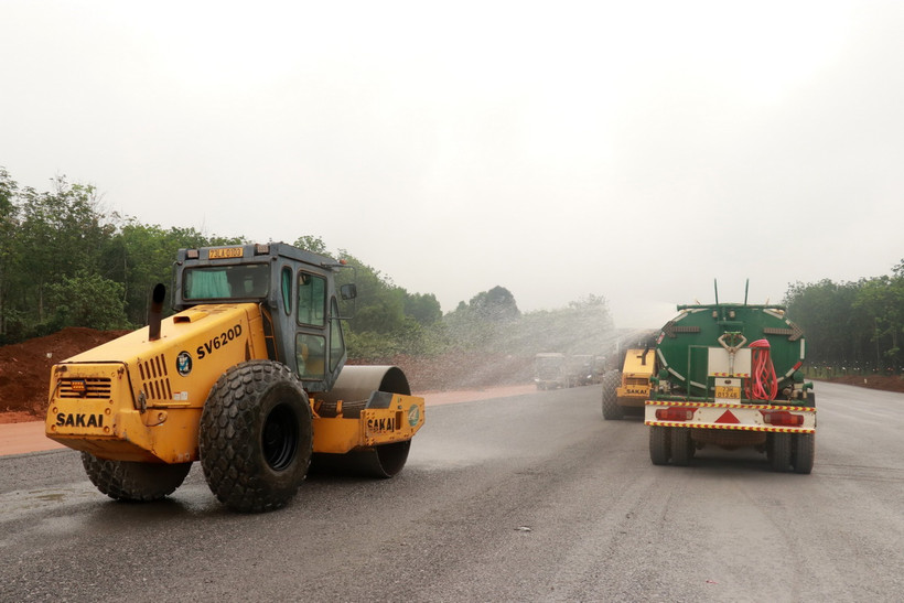 Nhiều phương tiện thi công mặt đường cao tốc Vạn Ninh-Cam Lộ đoạn qua huyện Gio Linh, Quảng Trị. (Ảnh: Nguyên Lý/TTXVN)