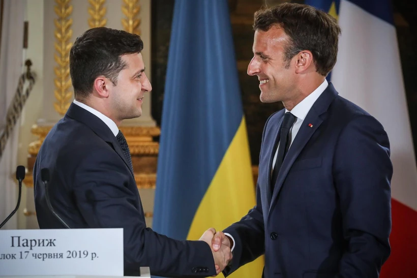 Tổng thống Pháp Emmanuel Macron (phải) và Tổng thống Ukraine Volodymyr Zelensky. (Ảnh: AFP/TTXVN)