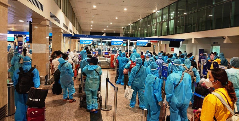 Hành khách là người dân Quảng Nam có hoàn cảnh khó khăn được vận chuyển từ Thành phố Hồ Chí Minh về quê. (Ảnh: CTV/Vietnam+)