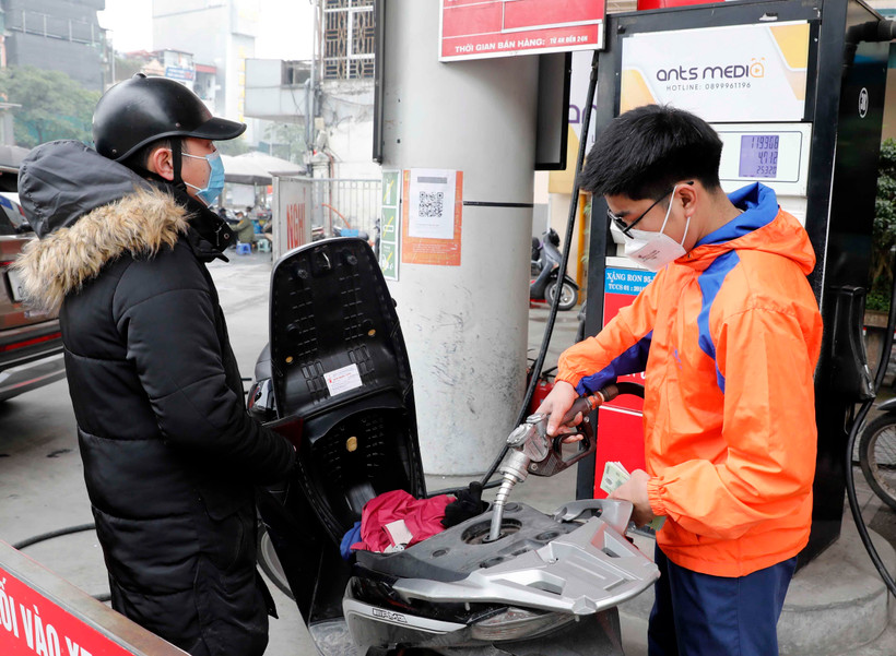 Mua bán xăng dầu tại một điểm kinh doanh xăng dầu trên đường Trần Khát Trân, quận Hai Bà Trưng, Hà Nội. (Ảnh: Trần Việt/TTXVN)