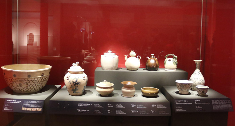 Một số cổ vật Việt Nam trưng bày tại triển lãm. (Ảnh: Mạnh Hùng/TTXVN) 