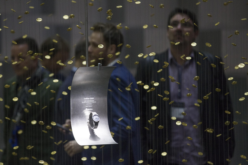 Khách hàng ngắm các loại đồng hồ trưng bày tại Hội chợ Đồng hồ Baselworld ở Basel, Thụy Sĩ ngày 21/3. (Ảnh: THX/TTXVN) 