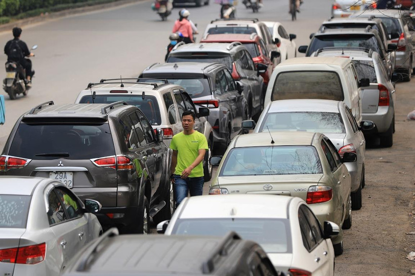 Người dân Thủ đô đang phải xếp hàng dài phương tiện để chờ đến lượt kiểm định. (Ảnh: Hoài Nam/Vietnam+)