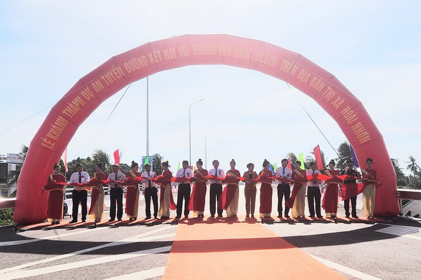 Nghi thức cắt băng khánh thành tuyến đường. (Ảnh: Sỹ Thắng/TTXVN)