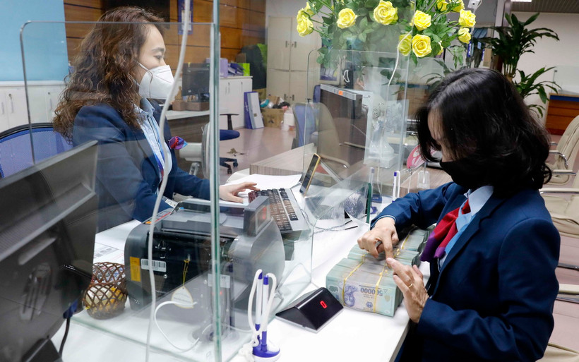 Khách hàng giao dịch tại VietinBank. (Ảnh: Trần Việt/TTXVN)