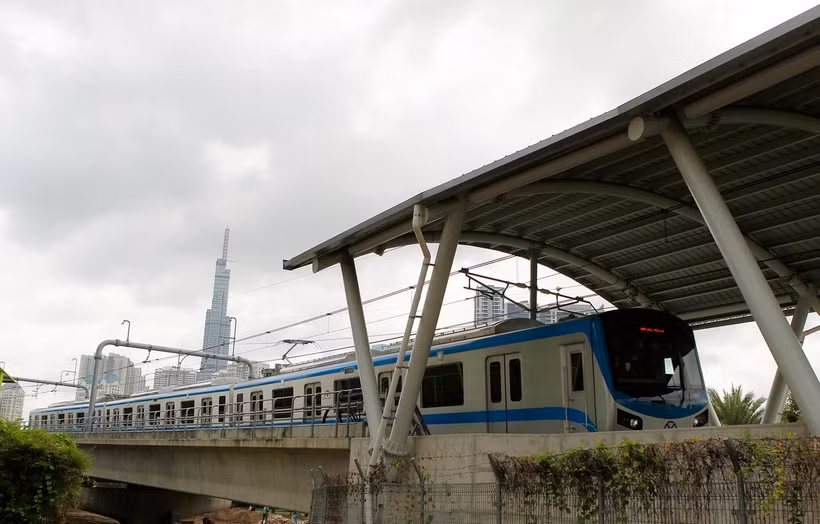 Đoàn tàu đầu tiên của tuyến Metro số 1 (Bến Thành-Suối Tiên) chạy thử nghiệm. (Ảnh: Thanh Vũ/TTXVN)