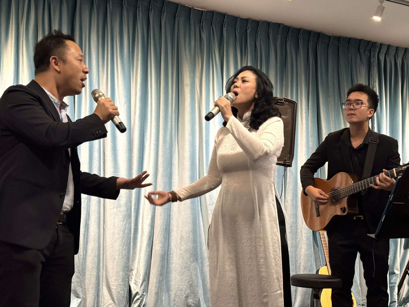 Các nghệ sỹ biểu diễn trong đêm nhạc. (Ảnh: Đỗ Vân/TTXVN)