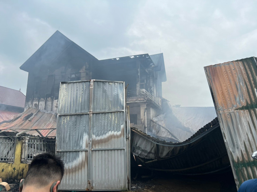 Vụ chảy xảy ra ở cơ sở kinh doanh chiếu, chăn, ga, gối, đệm trên địa bàn thôn Thạch Trung. (Ảnh: TTXVN phát)