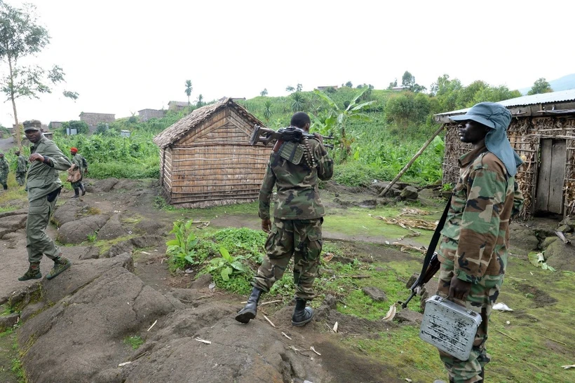 Phiến quân M23 gác tại khu vực Mutaho, CHDC Congo. (Ảnh: AFP/TTXVN)