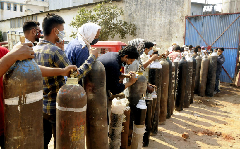 Người dân xếp hàng chờ bơm đầy bình oxy để cung cấp cho bệnh nhân COVID-19 tại Patna, Ấn Độ, ngày 27/4/2021. (Ảnh: THX/TTXVN)
