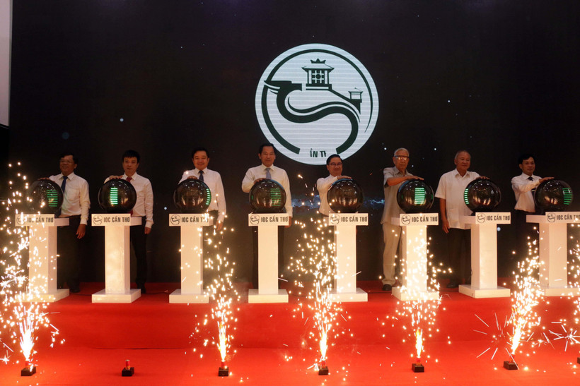 Các đại biểu thực hiện nghi thức bấm nút khai trương Trung tâm điều hành đô thị thông minh thành phố Cần Thơ. (Ảnh: Trung Kiên/TTXVN)