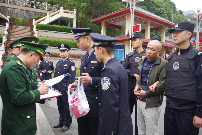  Lực lượng chức năng Việt Nam tiếp nhận đối tượng bị truy nã Trịnh Đức Thọ do phía Công an Trung Quốc trao trả ngày 26/3. (Ảnh: Ngọc Tùng/TTXVN) 