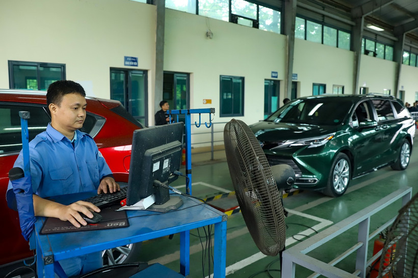 Nhân viên đăng kiểm thực hiện quy trình kiểm định xe cơ giới. (Ảnh: Hoài Nam/Vietnam+)