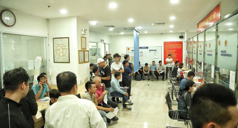 Khu vực làm thủ tục cấp, đổi giấy phép lái xe tại bộ phận một cửa ở Võ Chí Công, Hà Nội luôn đông đúc. (Ảnh: PV/Vietnam+)