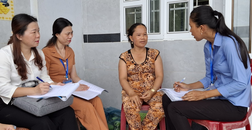 Các Điều tra viên thu thập thông tin về thực trạng kinh tế, xã hội của 53 dân tộc thiểu số năm 2024 tại nhà hộ dân ở ấp Sóc Đồn, xã Hưng Hội, huyện Vĩnh Lợi. (Ảnh: Tuấn Kiệt/TTXVN)