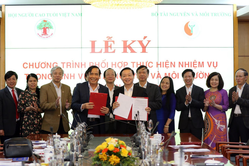 Bộ Tài nguyên Môi trường và Hội Người cao tuổi Việt Nam ký kết Chương trình phối hợp thực hiện nhiệm vụ trong lĩnh vực tài nguyên và môi trường giai đoạn 2022-2026. (Ảnh: Hùng Võ/Vietnam+)