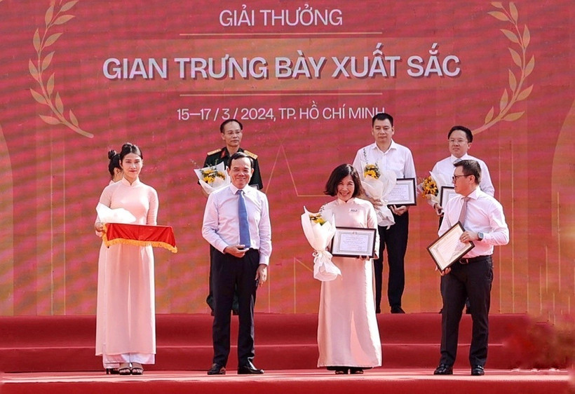 Phó Thủ tướng Chính phủ Trần Lưu Quang trao giải A hạng mục "Gian trưng bày xuất sắc" cho Thông tấn xã Việt Nam. (Ảnh: Thu Hương/TTXVN)