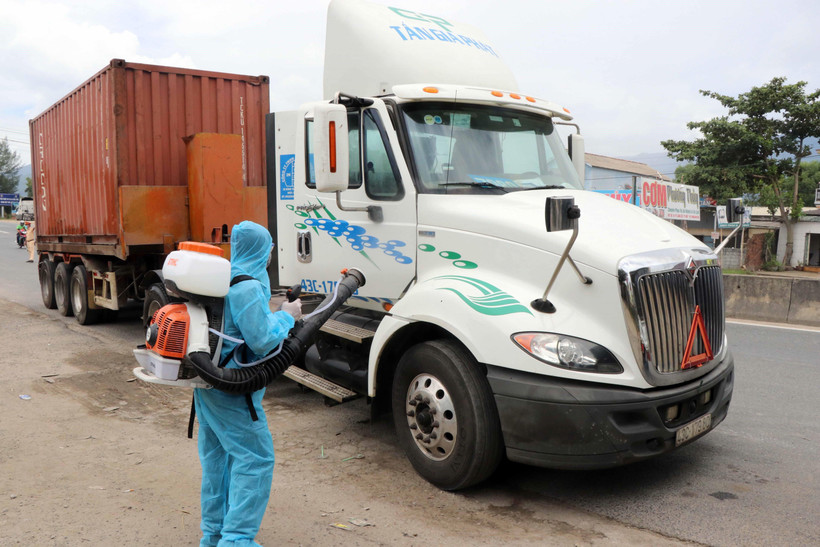 Nhân viên y tế phun thuốc khử khuẩn đối với những xe chở hàng hóa đến từ vùng dịch bệnh tại chốt kiểm soát dịch bệnh số 6 của Thừa Thiên-Huế. (Ảnh: Đỗ Trưởng/TTXVN)