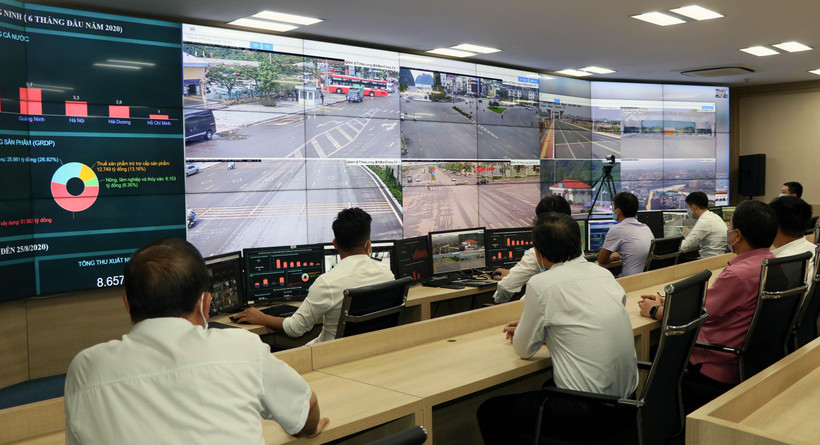 Phó Thủ tướng Thường trực Trương Hòa Bình thăm Trung tâm điều hành thành phố thông minh của tỉnh Quảng Ninh. (Ảnh: Văn Đức/TTXVN)