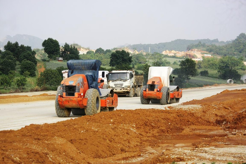 Nhà thầu thi công một đoạn tuyến cao tốc Bắc-Nam phía Đông. (Ảnh: Việt Hùng/Vietnam+)