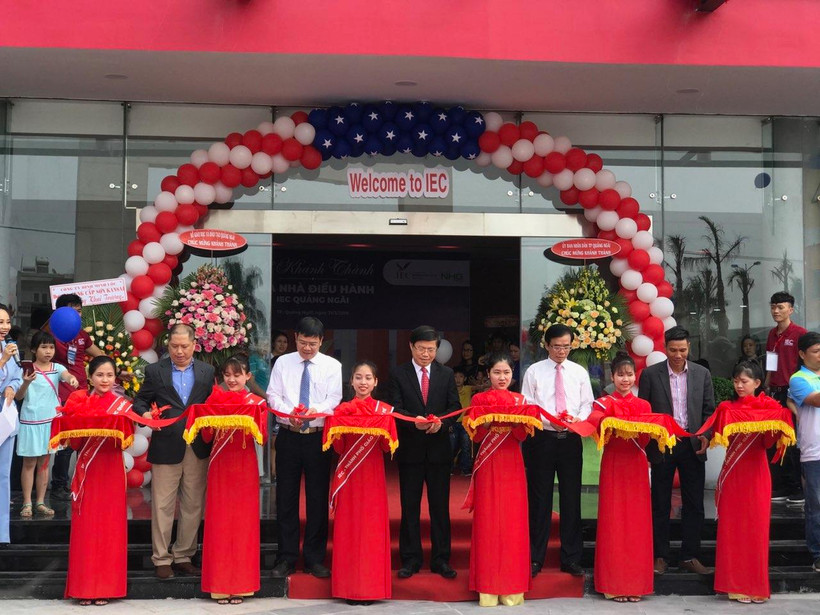 Đại diện các đơn vị cắt băng khánh thành khối nhà điều hành IEC Quảng Ngãi. (Ảnh: PV/Vietnam+)