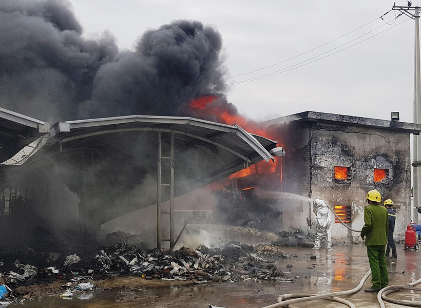 Lực lượng chức năng có mặt dập lửa tại hiện trường. (Ảnh: Đức Phương/TTXVN)