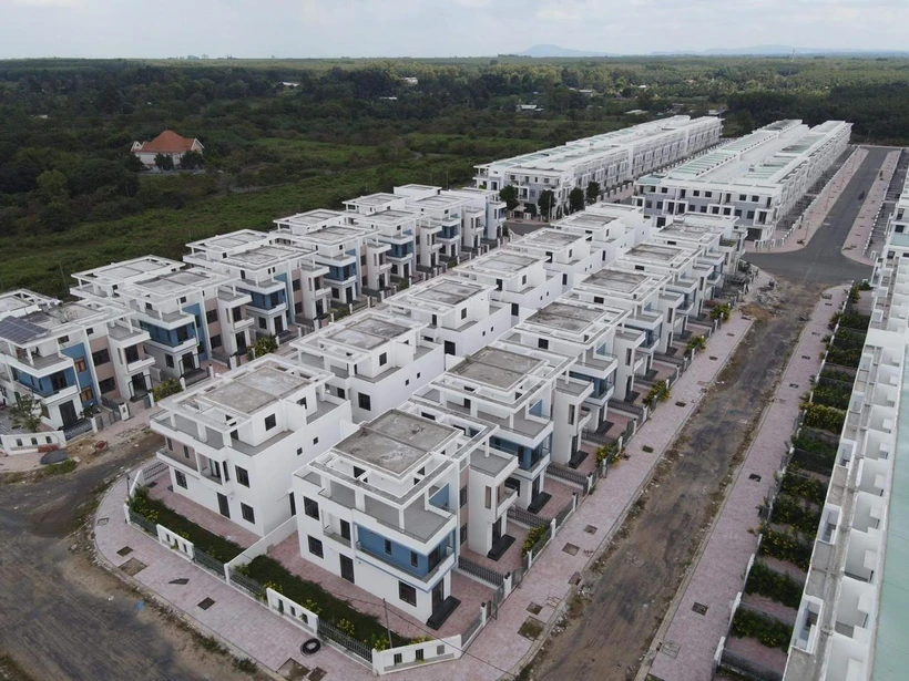 Hàng trăm căn biệt thự xây trái phép cơ bản đã hoàn thành. (Ảnh: Công Phong/TTXVN)
