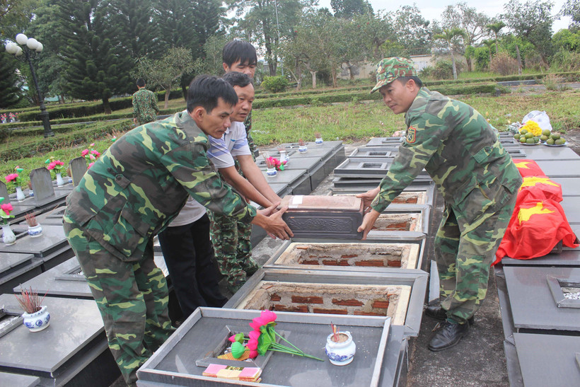 Lực lượng chức năng an táng hài cốt các liệt sỹ tại Nghĩa trang Liệt sỹ tỉnh Gia Lai. (Ảnh: Hoài Nam/TTXVN)