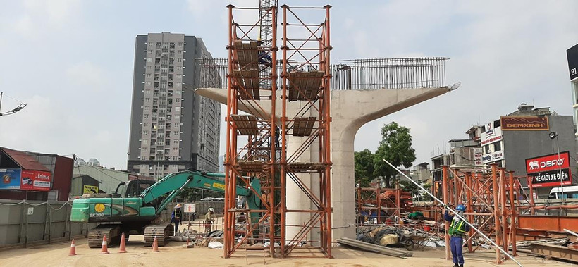 Đơn vị thi công đang tiến hành các làm giàn giáo để chuẩn bị lao lắp dầm dự án cầu cạn đoạn Mai Dịch-Nam Thăng Long. (Ảnh: Việt Hùng/Vietnam+)