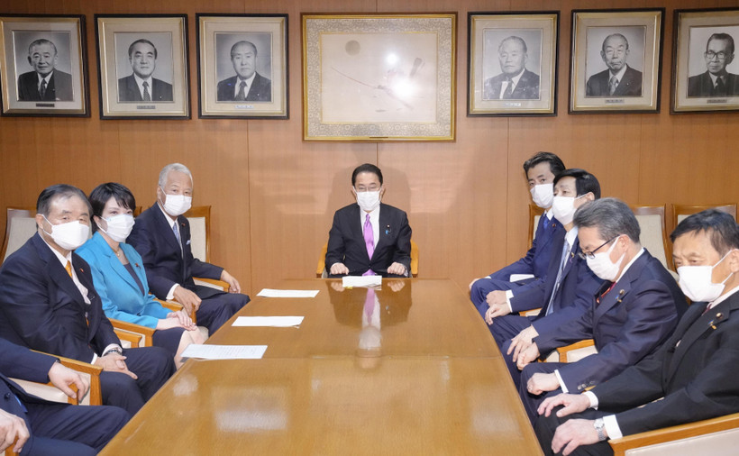 Lãnh đạo đảng Dân chủ Tự do (LDP) cầm quyền ở Nhật Bản Fumio Kishida (giữa) và các thành viên Ban lãnh đạo LDP trong cuộc họp tại trụ sở đảng ở Tokyo, ngày 1/10/2021. (Ảnh: Kyodo/TTXVN)