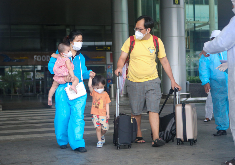 Các công dân về từ Thành phố Hồ Chí Minh xuống Sân bay quốc tế Đà Nẵng. (Ảnh: Trần Lê Lâm/TTXVN)