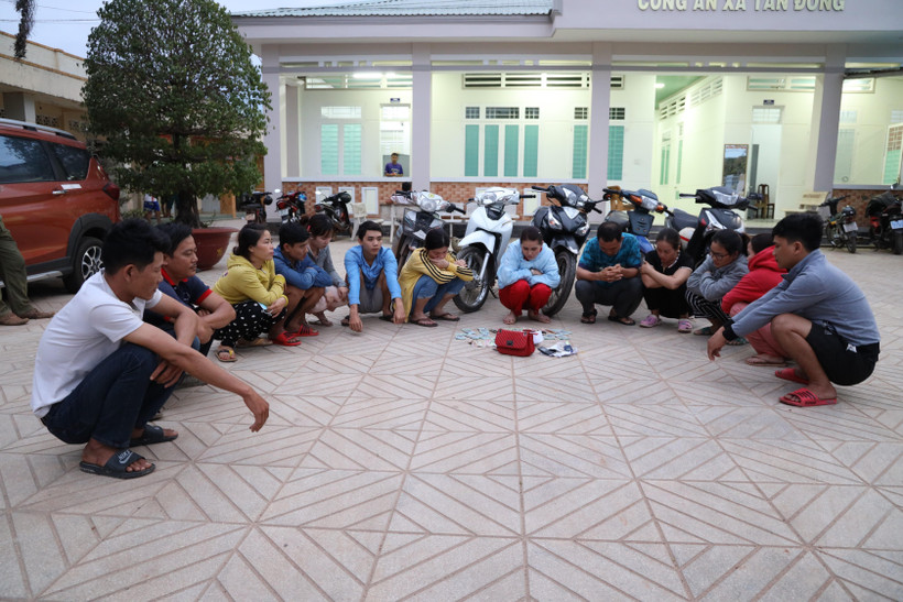 Các đối tượng đánh bạc và tổ chức đánh bạc bị bắt giữ. (Ảnh: Lê Đức Hoảnh/TTXVN)