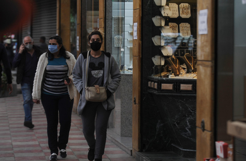 Người dân di chuyển trên phố ở Beirut, Liban ngày 30/11/2020. (Ảnh: THX/TTXVN)