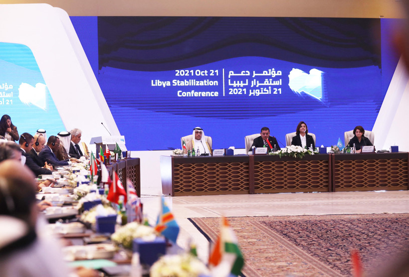 Thủ tướng Libya Abdulhamid Dbeibah (thứ 2, trái) phát biểu tại Hội nghị Ổn định Libya ở Tripoli ngày 21/10/2021. (Ảnh: AFP/TTXVN)