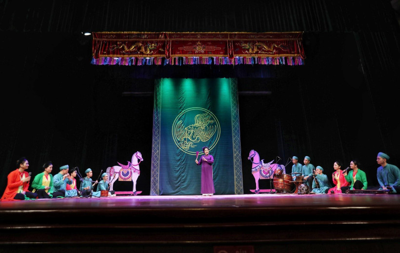 Các nghệ sỹ chèo trong vở "Tuần ty đào Huế". (Ảnh: Thành Đạt/TTXVN)