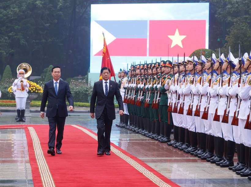 Chủ tịch nước Võ Văn Thưởng và Tổng thống Philippines Ferdinand Romualdez Marcos Jr. duyệt Đội danh dự QĐND Việt Nam. (Ảnh: Thống Nhất/TTXVN)