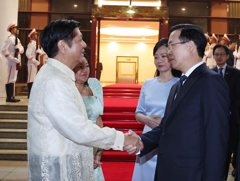 Chủ tịch nước Võ Văn Thưởng và Phu nhân chia tay Tổng thống Philippines Ferdinand Marcos Jr và Phu nhân. (Ảnh: Thống Nhất/TTXVN)