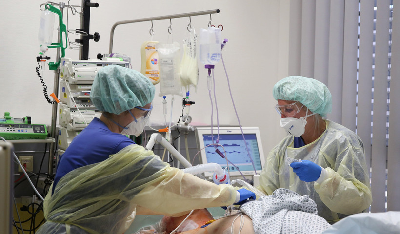  Nhân viên y tế chăm sóc bệnh nhân mắc COVID-19 tại một bệnh viện ở Magdeburg, miền Đông Đức. (Ảnh: AFP/TTXVN)