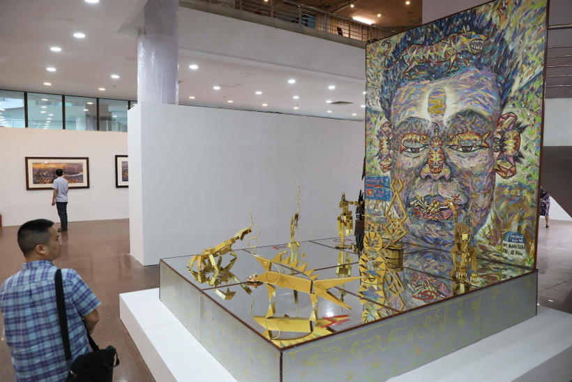 Tác phẩm trưng bày tại triển lãm. (Ảnh: Thanh Tùng/TTXVN)