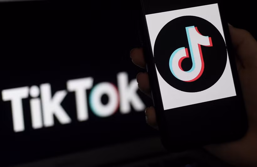 Biểu tượng ứng dụng truyền thông xã hội TikTok trên màn hình điện thoại tại Arlington, Virginia, Mỹ. (Ảnh: AFP/TTXVN)